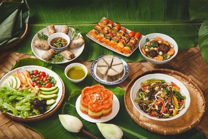 Table garnie de plats vietnamiens variés : soupes, rouleaux, salades et sauces