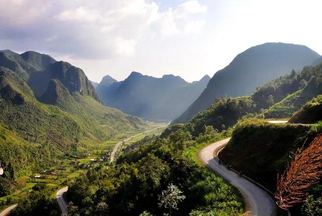 Route sinueuse traversant des montagnes verdoyantes du nord du Vietnam