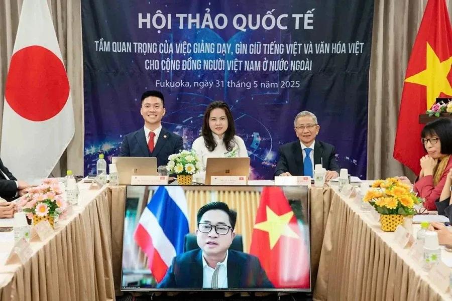 Conférence internationale sur l’enseignement du vietnamien à la diaspora, intervenants en tribune