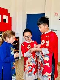 Enfants en tenues traditionnelles vietnamiennes se préparant lors d’un événement culturel